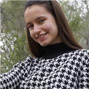 Profesora imparte clases a niños de todas las edades: materias de lenguas y ciencias desde primaria hasta el bachiller científico-tecnológico